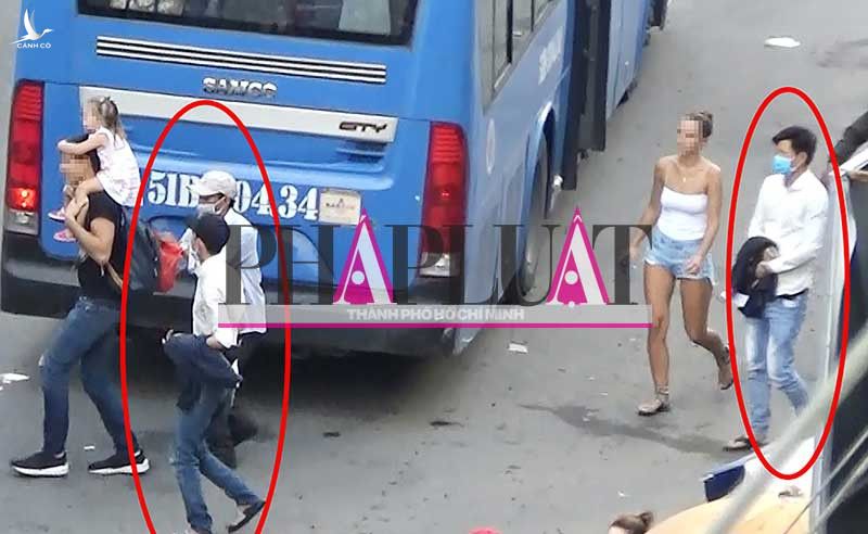 Nhóm móc túi đang lấy điện thoại của du khách người nước ngoài.