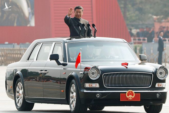 Ông Tập vẫy tay từ xe tại lễ duyệt binh ở Thiên An Môn sáng  1/10. Ảnh: Reuters. 