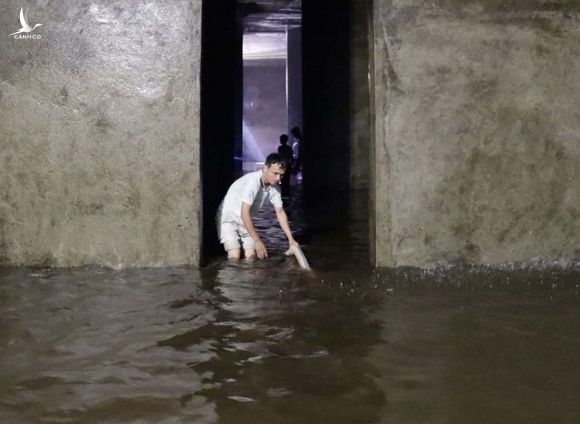 Cảnh công nhân cọ rửa bể nước ngầm hơn 1.000 m3 ở Hà Nội - 9