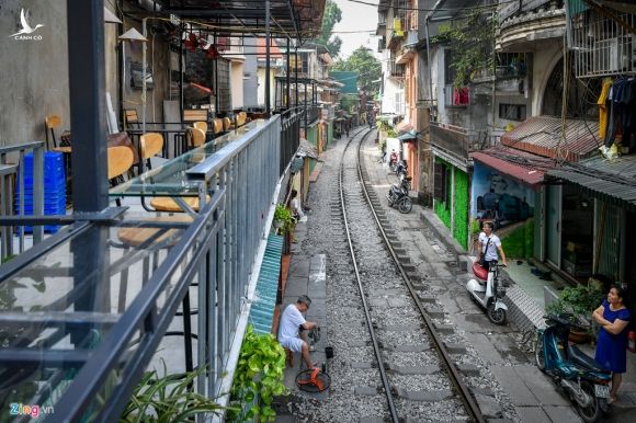 Xom ca phe duong tau Phung Hung vang hoe ngay bi dong cua hinh anh 3 