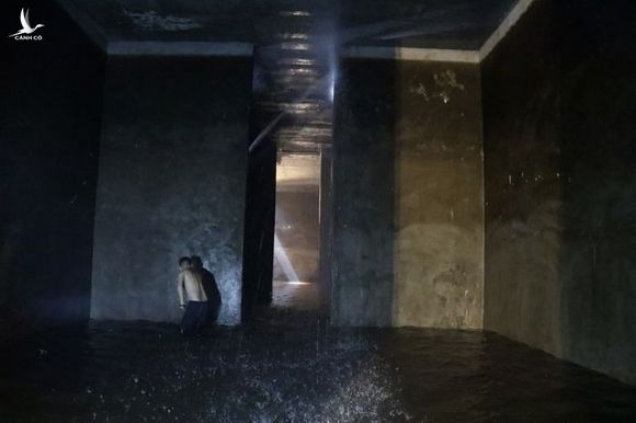 Cảnh công nhân cọ rửa bể nước ngầm hơn 1.000 m3 ở Hà Nội - 11