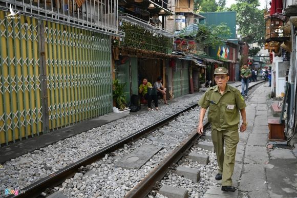 Xom ca phe duong tau Phung Hung vang hoe ngay bi dong cua hinh anh 4 