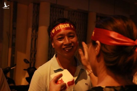 Cổ động viên đổ về Hồ Gươm ăn mừng tuyển Việt Nam thắng Malaysia - ảnh 7