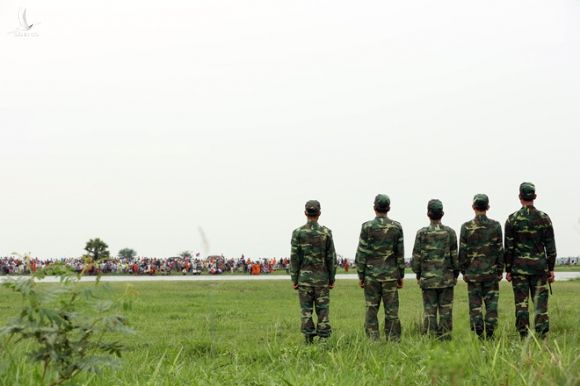 Bộ đội biên phòng đồn Bình Hòa Tân thực hiện phương án ngăn chặn đối tượng của đảng CNRP tụ tập, định tràn qua biên giới, tháng 7.2015  /// Ảnh: Độc Lập