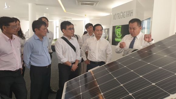 Ông Nguyễn Tâm Tiến, Tổng giám đốc Trung Nam Group (ngoài cùng bên phải), giới thiệu các dự án năng lượng sạch của Trung Nam Group với đoàn khảo sát liên ngành /// Ảnh: Thiện Nhân