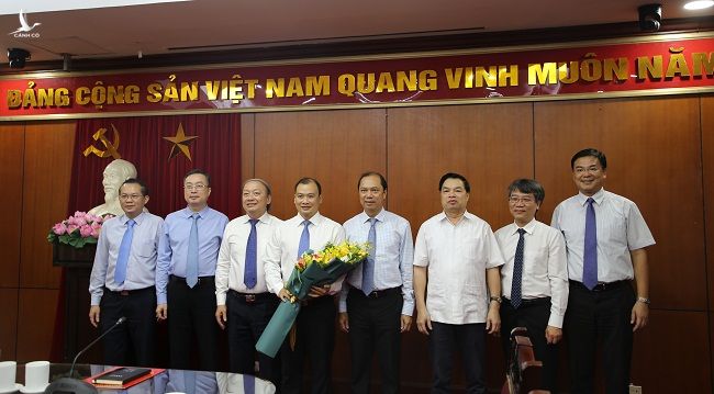 Lãnh đạo Ban Tuyên giáo Trung ương và Lãnh đạo Bộ Ngoại giao tặng hoa chúc mừng đồng chí Lê Hải Bình.