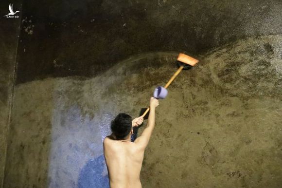 Cảnh công nhân cọ rửa bể nước ngầm hơn 1.000 m3 ở Hà Nội - 13