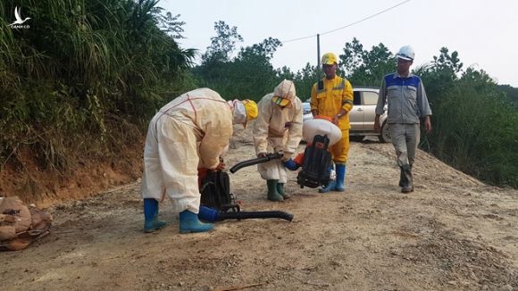 Công nhân Trung tâm Ứng phó sự cố môi trường Việt Nam tiến hành khử trùng, thả "vi sinh ăn dầu" tại khu vực bị xả dầu thải /// Ảnh Trần Cường