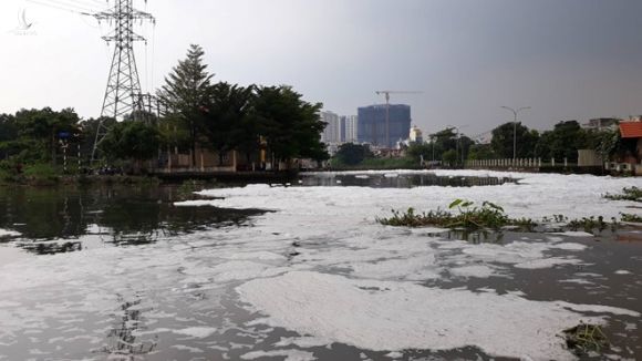 Bọt chảy từ cống ra sông Sài Gòn vào chiều 25.10 /// ẢNH: TRẦN TIẾN