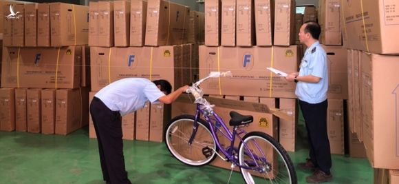 Hàng trăm chiếc xe đạp Trung Quốc gắn xuất xứ Việt chuẩn bị xuất đi Mỹ bị bắt giữ tại Bình Dương /// Hải quan Bình Dương cung cấp