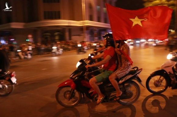 Cổ động viên đổ về Hồ Gươm ăn mừng tuyển Việt Nam thắng Malaysia - ảnh 10