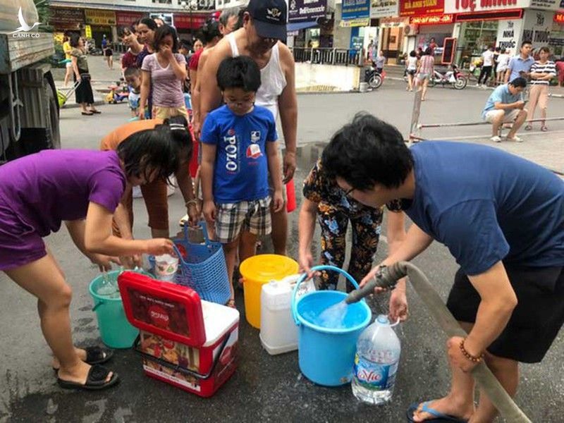 Người dân Hà Nội phải xin nước sạch về dùng . 
