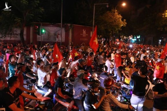 Cổ động viên đổ về Hồ Gươm ăn mừng tuyển Việt Nam thắng Malaysia - ảnh 1