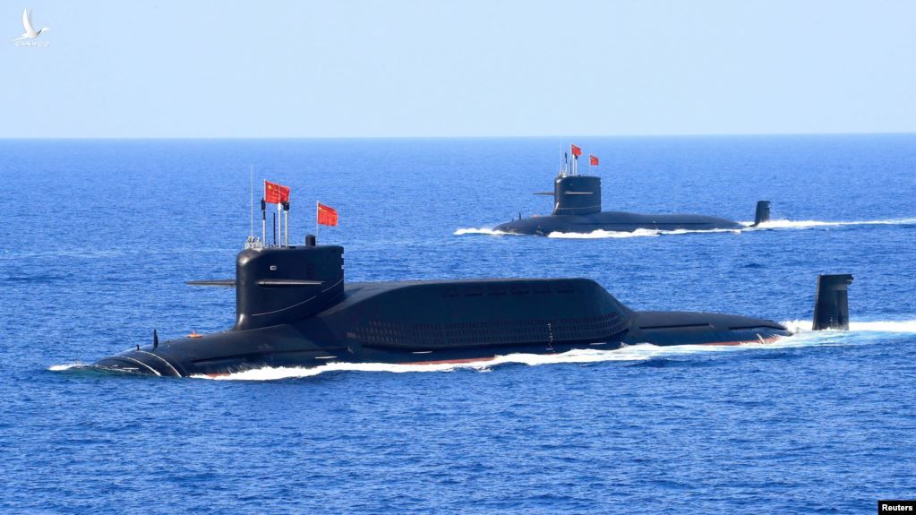 Một tàu ngầm Type 094A lớp Jin trang bị tên lửa đạn đạo của Quân Giải phóng Nhân dân Trung Quốc trong một cuộc phô trương lực lượng ngày 12/4/2018. 