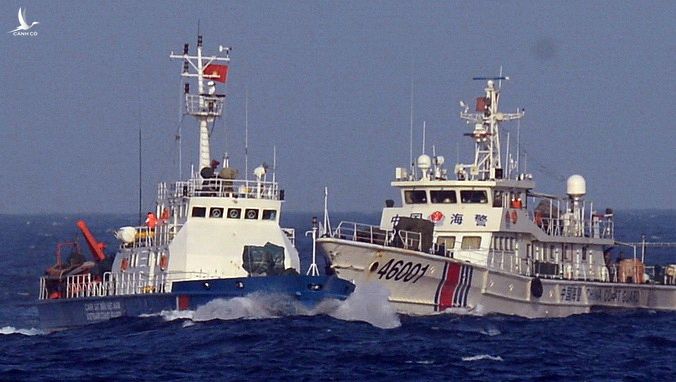Hai tàu cảnh sát biển Trung Quốc liên tục áp sát, không cho nhóm ngư dân cứu con tàu có nguy cơ chìm ở rạn đá gần đảo Bạch Quy (quần đảo Hoàng Sa của Việt Nam). (ảnh minh họa)