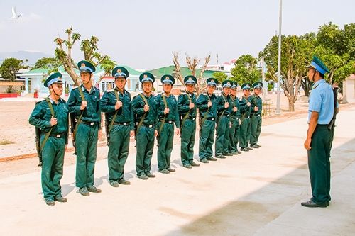  Huấn luyện điều lệnh động tác mang, giá súng bộ binh. 