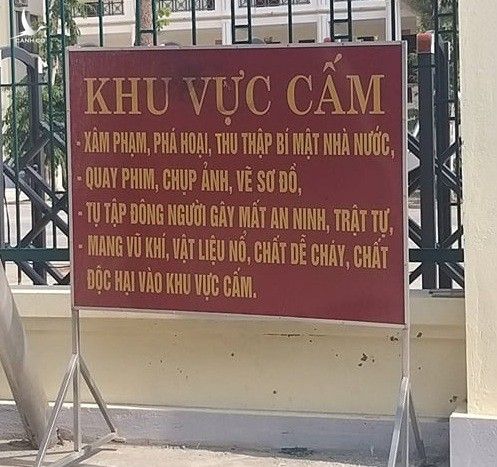 Trụ sở UBND xã Tam Quang, huyện Tương Dương (Nghệ An) đặt biển cấm quay phim, chụp ảnh, ghi âm - Ảnh: KHÁNH THÀNH 