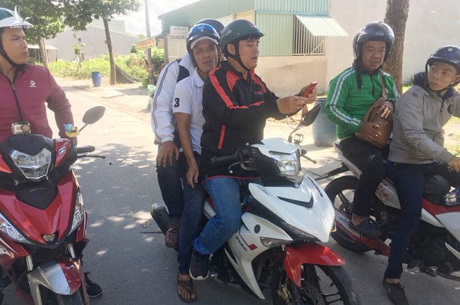 Chiếc xe máy Yamaha Exciter màu trắng là phương tiện đi bắt cướp của hiệp sĩ Nguyễn Thanh Hải bị Công an phường Phú Hòa "đòi lại"