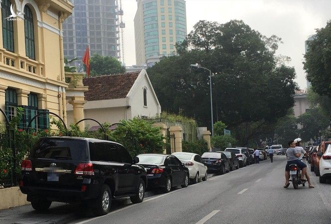 Kiểm toán Nhà nước chỉ rõ Thành phố Hà Nội vượt 57 xe công so với tiêu chuẩn, đến nay vẫn chưa sắp xếp xong. Ảnh minh họa: Tuấn Nguyễn 