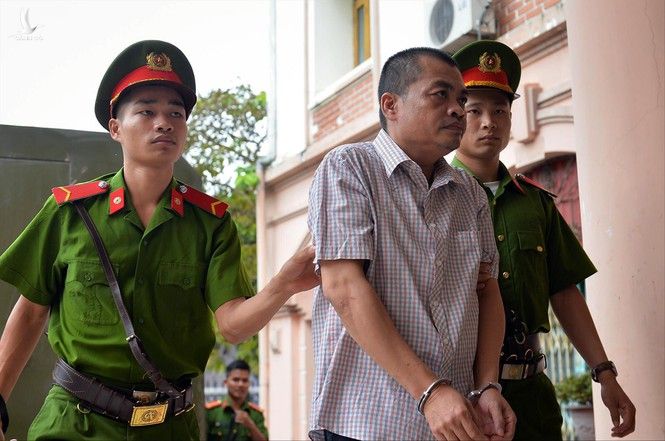 Bị cáo Nguyễn Thanh Hoài được  dẫn giải tới tòa.