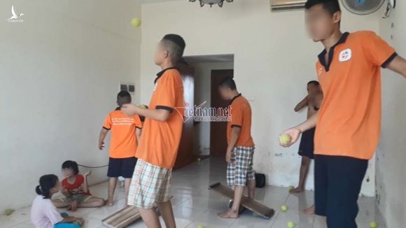 3 'cửa ải' kỳ lạ biến nhân viên bán tạp hóa thành giáo viên dạy trẻ tự kỷ