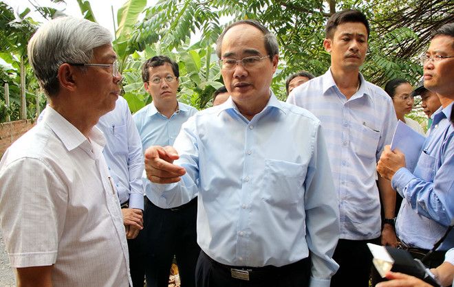 Ông Nguyễn Thiện Nhân (giữa) kiểm tra thực địa công trình xây dựng không phép của Phó chủ tịch thường trực HĐND Q.Thủ Đức Lê Hữu Thành
