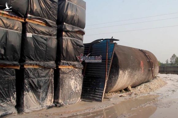 Bộ Công an làm việc với công ty gốm sứ vụ đổ dầu thải xuống sông Đà