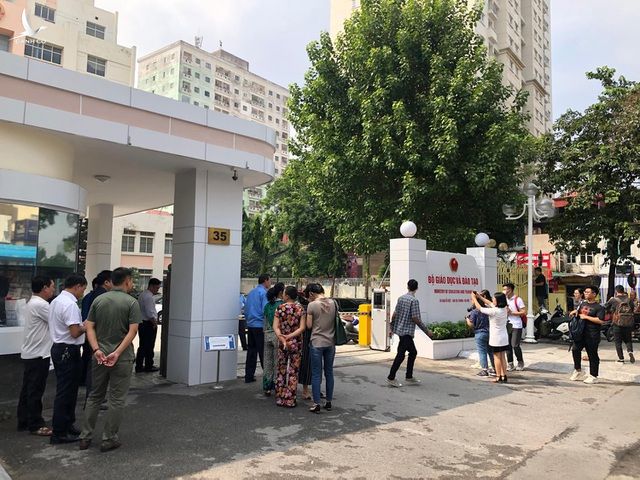 Người dân đứng khá đông ở cổng Bộ GD&ĐT khi biết tin thứ trưởng Lê Hải An tử vong. 