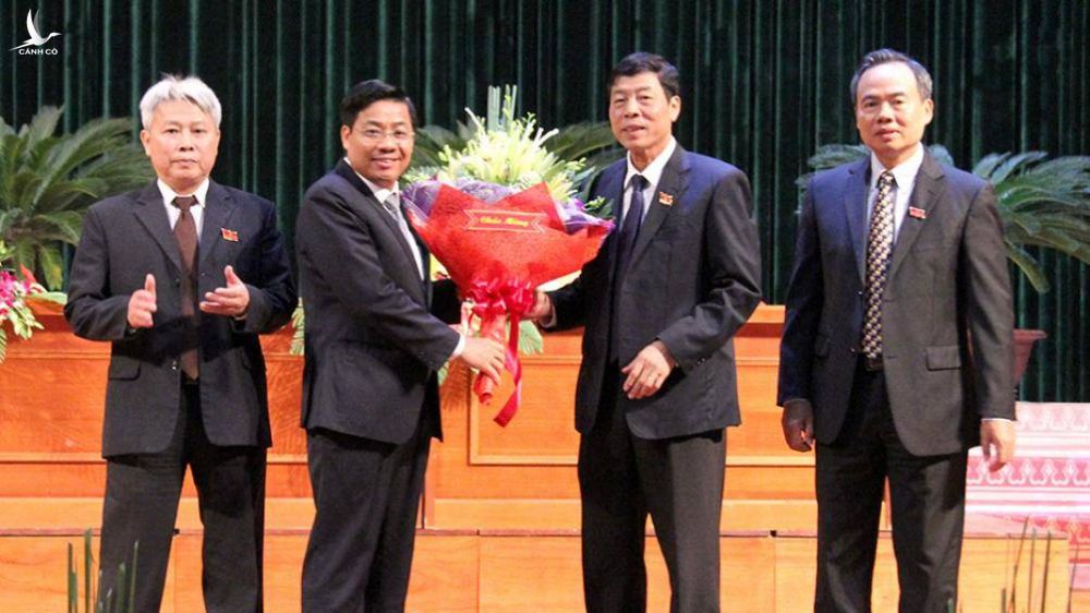  Lãnh đạo tỉnh Bắc Giang chúc mừng ông Dương Văn Thái (thứ 2 từ trái sang). 