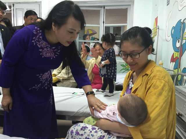 Bộ trưởng Bộ Y tế Nguyễn Thị Kim Tiến thăm hỏi sức khỏe của bệnh nhi điều trị tại khoa Nhi, Bệnh viện Thanh Nhàn. Ảnh: V.Thu 