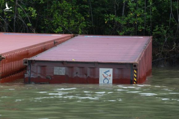 Thủ tướng chỉ đạo sẵn sàng ứng phó tràn dầu sau vụ chìm tàu container - Ảnh 1.