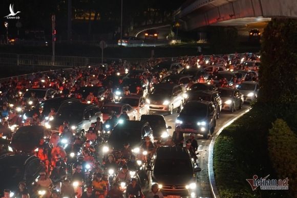 Cửa ngõ Tân Sơn Nhất tê liệt, ngàn ô tô dàn hàng kín đặc đường