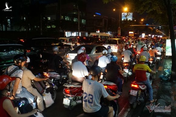 Cửa ngõ Tân Sơn Nhất tê liệt, ngàn ô tô dàn hàng kín đặc đường