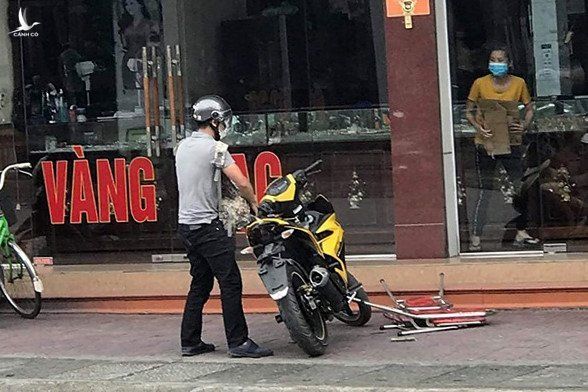 Truy bắt nghi phạm cầm súng cướp tiệm vàng ở Quảng Ninh