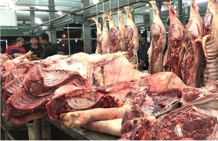Thịt heo tại các chợ đầu mối tăng giá mạnh - Ảnh: Phan Diệu 