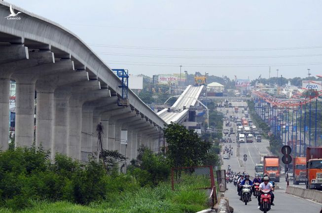Tuyến Metro Số 1 đoạn đi trên cao song song Xa lộ Hà Nội.  