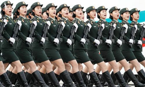 Các nữ binh sĩ Trung Quốc luyện tập cho lễ duyệt binh 1/10.