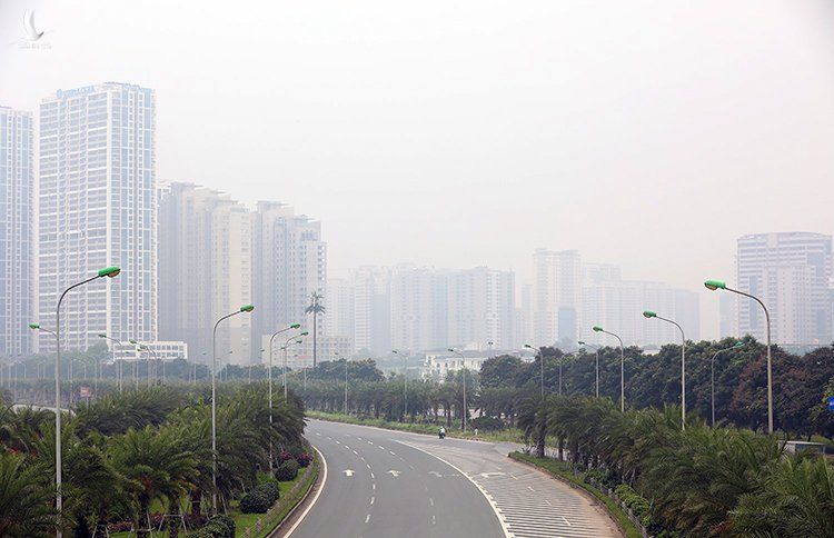 Những ngày qua, tình trạng ô nhiễm không khí ở Hà Nội tăng cao bất thường. Ảnh: Ngọc Thành. 