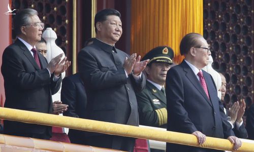 Ông Tập (giữa) cùng cựu chủ tịch Trung Quốc Hồ Cẩm Đào (trái) và Giang Trạch Dân trong buổi lễ. Ảnh: Reuters. 