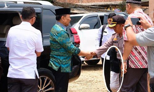 Bộ trưởng An ninh Indonesia Wiranto (áo xanh) ngay trước lúc bị đâm dao ở thành phố Pandeglang hôm nay.  