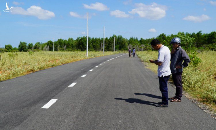 Một con đường nhựa trái phép trên khu đất nông nghiệp ở xã Thiện Nghiệp. Ảnh: Việt Quốc. 