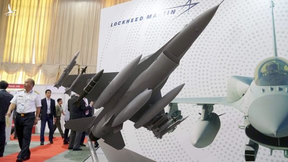 Mô hình tiêm kích được cho là loại F-16 Block 70 của Lockheed Martin tại Triển lãm DSE Vietnam 2019  /// Ngọc Thắng