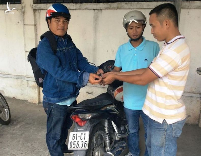 Hiệp sỹ Nguyễn Thanh Hải trao trả chìa khóa xe cùng phương tiện cho người bị hại 