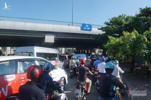 Tứ bề quanh cầu Sài Gòn tê liệt, dân nghẹt thở đi làm ngày đầu tuần