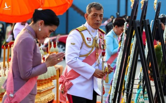 Quốc vương Thái Lan sa thải tiếp 4 cận vệ vì "hành vi sai trái cực kỳ tồi tệ" và "ngoại tình"