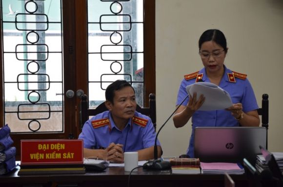 Nóng: Bị cáo vụ gian lận điểm thi ở Hà Giang bị đề nghị mức án cao nhất đến 9 năm tù - Ảnh 1.