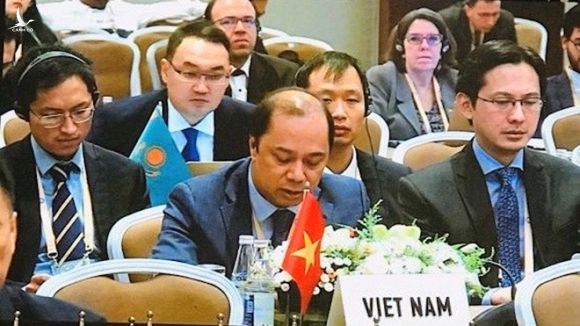 Thứ trưởng Ngoại giao Nguyễn Quốc Dũng nêu hành vi vi phạm chủ quyền của Trung Quốc tại Hội nghị /// Ảnh BNG