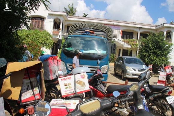 Cho rằng bị lừa, hàng trăm người chặn nhóm bán hàng đòi tiền lại - Ảnh 1.