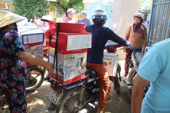 Cho rằng bị lừa, hàng trăm người chặn nhóm bán hàng đòi tiền lại - Ảnh 6. Cho rằng bị lừa, hàng trăm người chặn nhóm bán hàng đòi tiền lại - Ảnh 6.