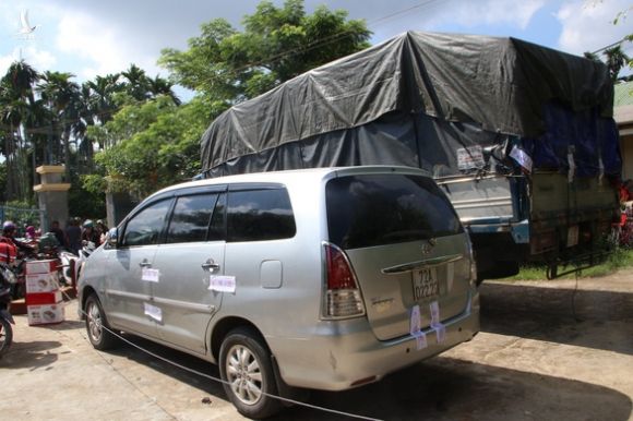 Cho rằng bị lừa, hàng trăm người chặn nhóm bán hàng đòi tiền lại - Ảnh 4. Cho rằng bị lừa, hàng trăm người chặn nhóm bán hàng đòi tiền lại - Ảnh 4.